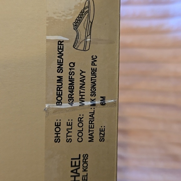 Michael Kors Boerum White/Navy Sz 6.5 M NWT - Picture 5 of 7